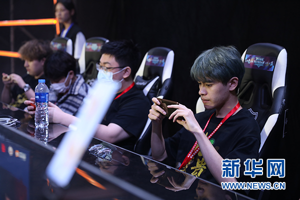 皮球随即从